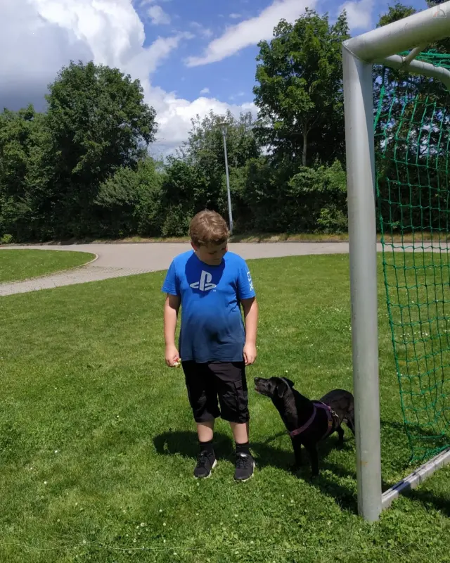 Training mit Chica auf dem Sportplatz