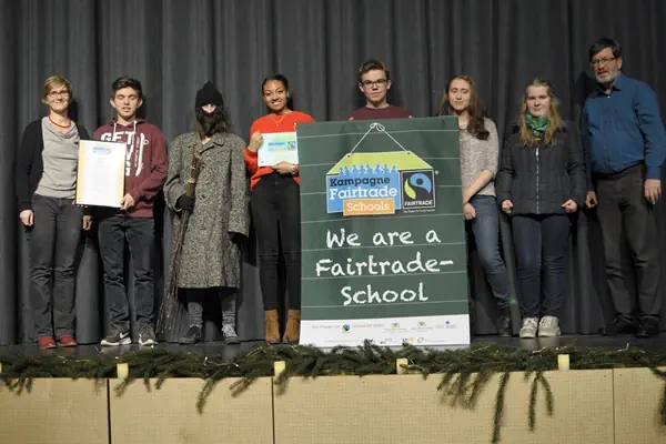 Schüler der Fairtrade AG zeigen stolz das Zertifikat