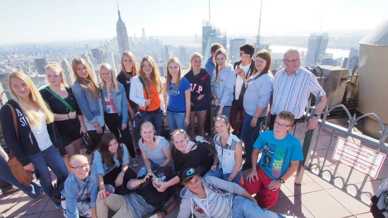 Schlergruppe vor Grostadtskyline