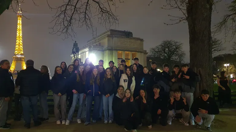 Schlergruppe vor dem Eiffelturm