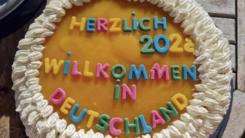 Kuchen mit Aufschrift "Herzlich willkommen in Deutschland"