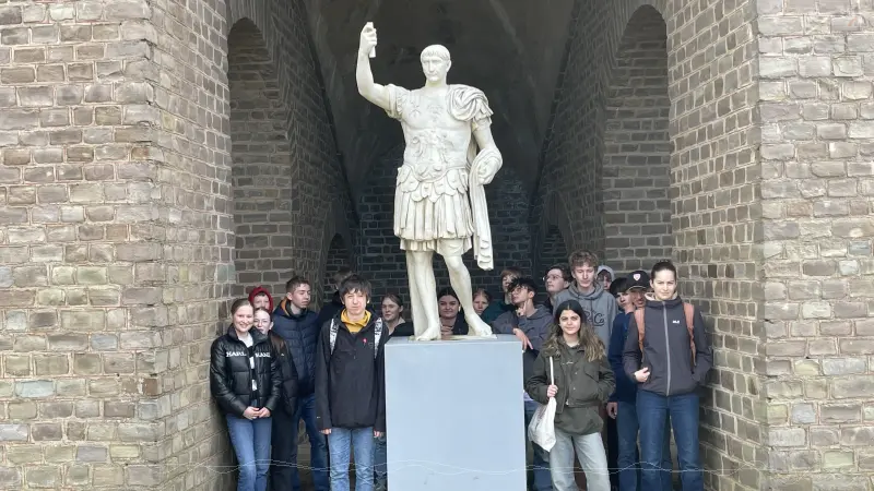 Lateingruppe mit Trajan-Statue