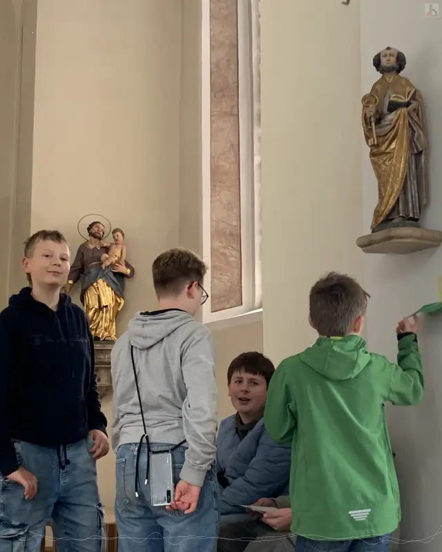 Jungs aus der G7a in der Laizer Kirche