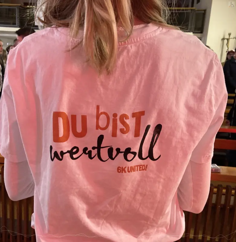 Mdchen trgt T-Shirt mit Aufschrift: Du bist wertvoll
