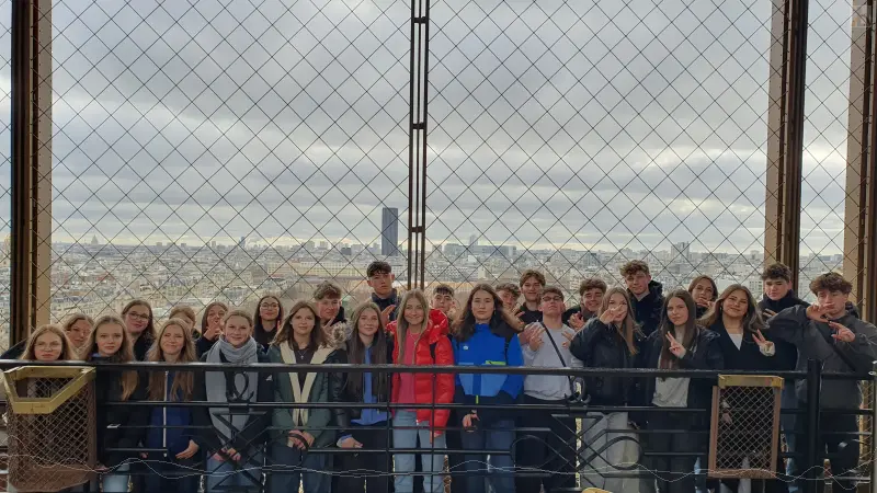 Gruppe auf dem Eiffelturm