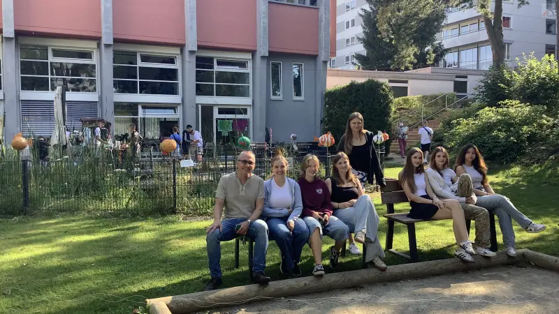 Herr Eisen mit Schlerinnen am Lehrerteich