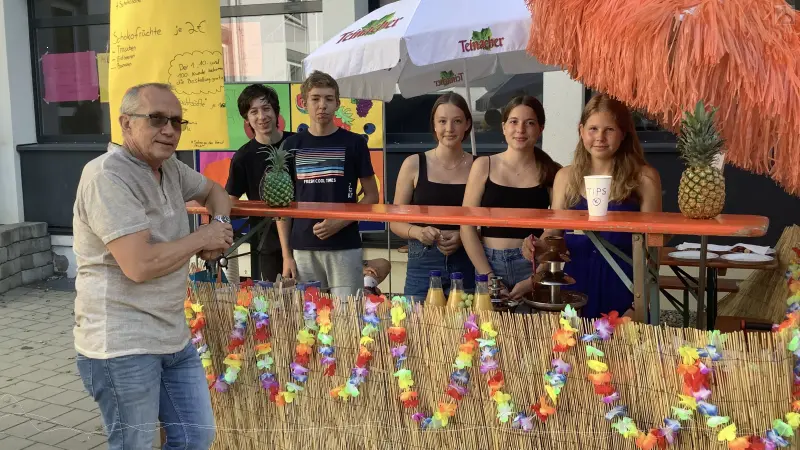 Herr Eisen mit Schlern an der Tiki-Bar