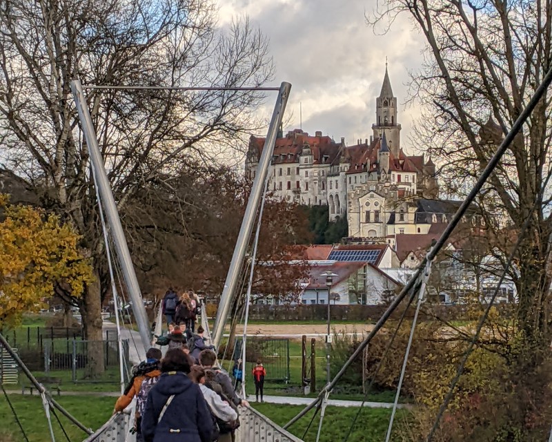 Hängebrücke vor Schlosskulisse in Sigmaringen