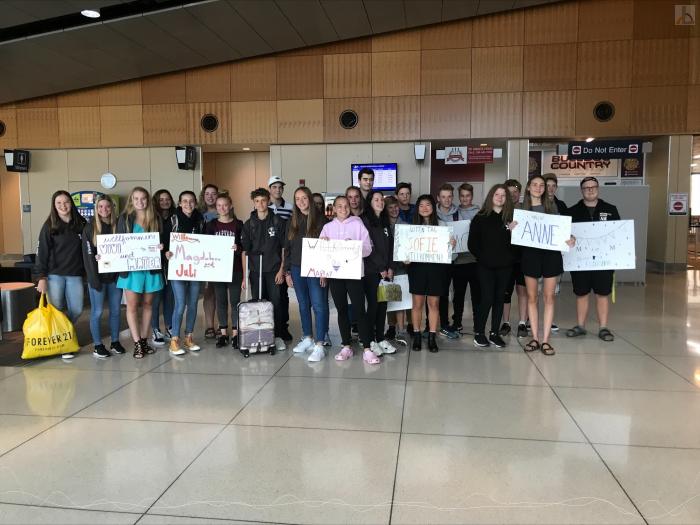 Schülergruppe am Flughafen 
