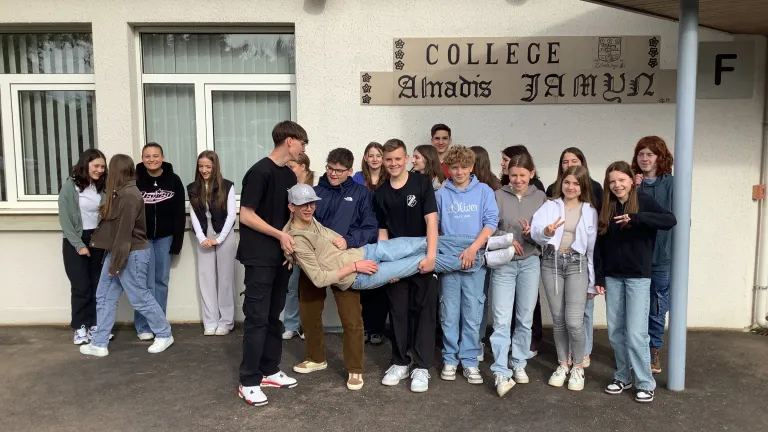 Schlergruppe vor dem Collge von Chaource