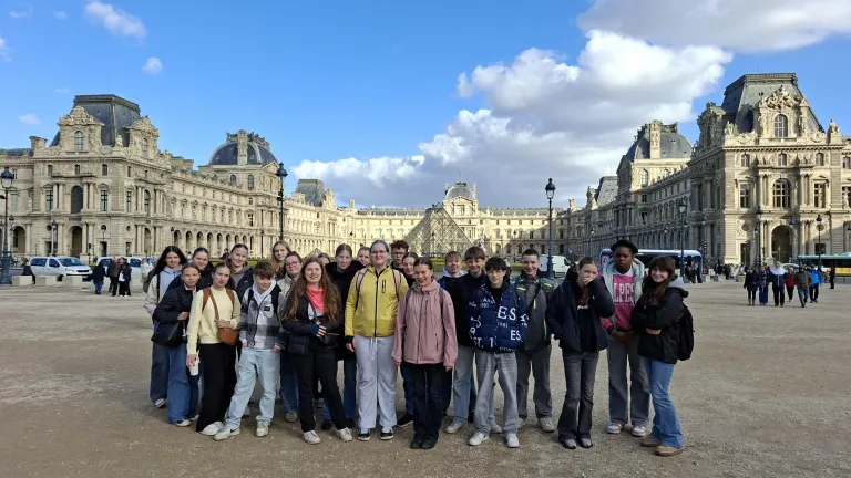 Gruppe vor dem Louvre