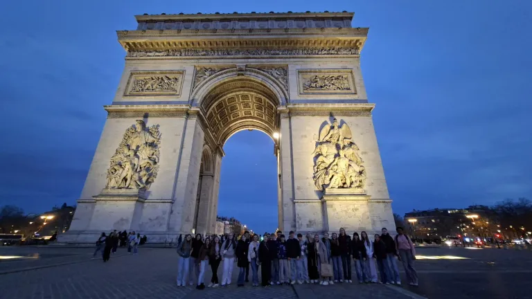 Gruppe vor dem Arc de Triomphe