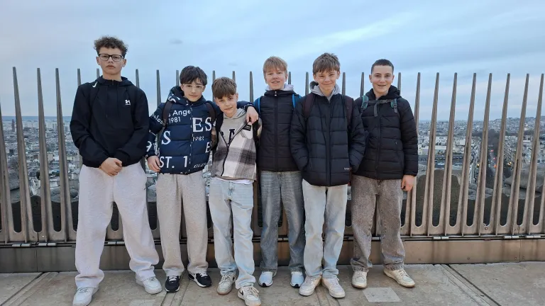 Jungs auf dem Arc de Triomphe