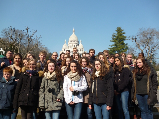 Schülergruppe vor Sacré Coeur
