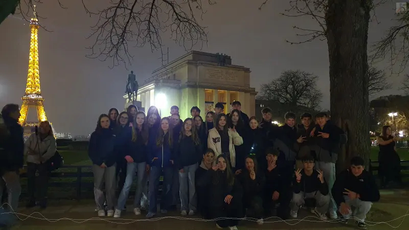 Gruppe vor dem Eiffelturm bei Nacht
