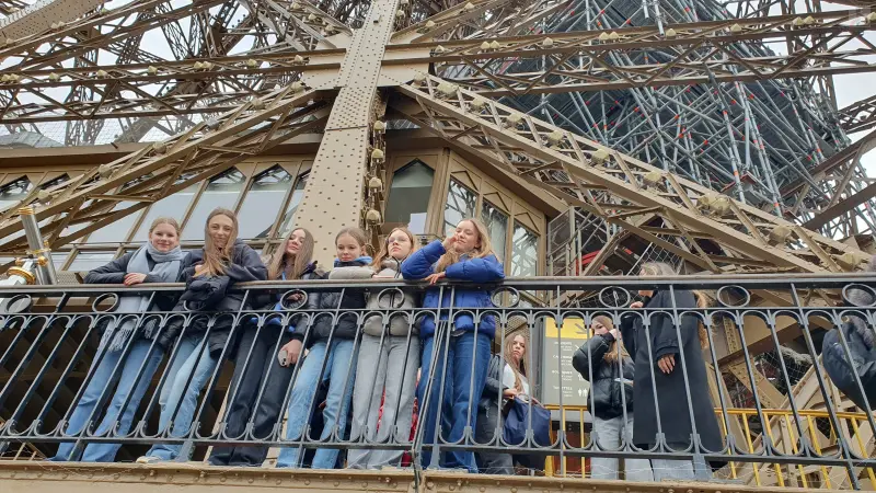 Mdelsgruppe auf dem Eiffelturm