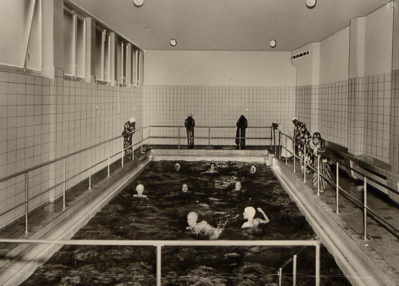 Schwimmunterricht im alten Schwimmbad (s/w)