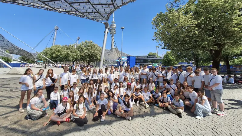 Gruppenbild vor dem Olympiastadion