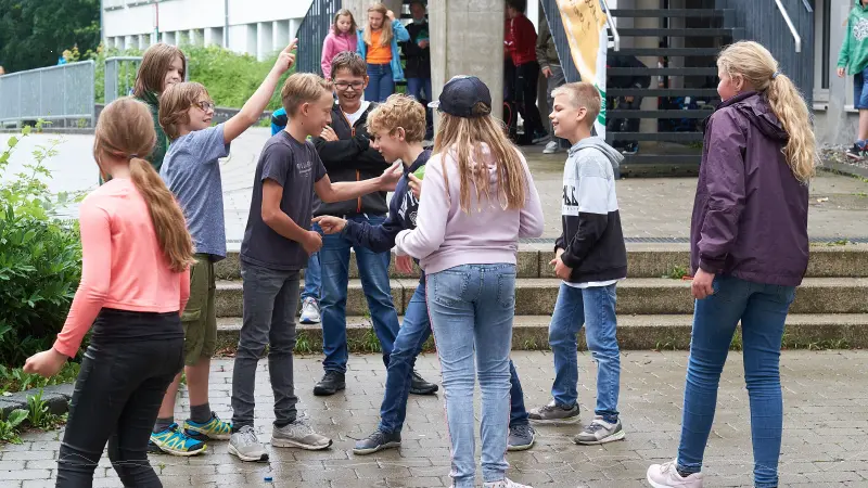 SchlerInnen spielen im Schulhof