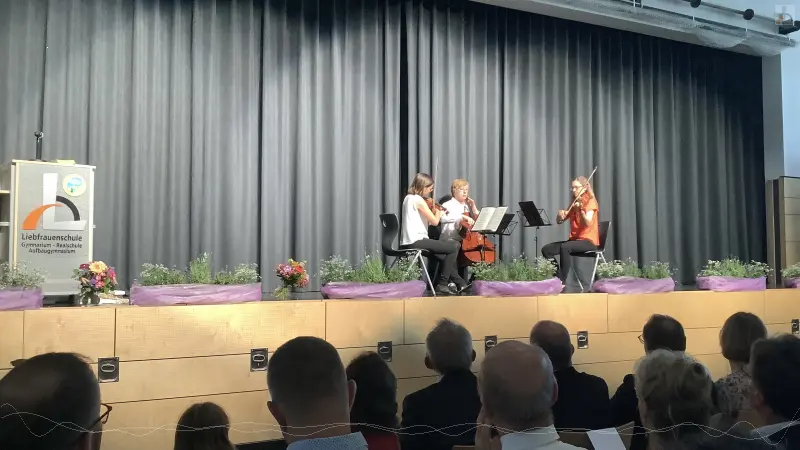 Frau von Flotow, Frau Haselberger und Herr Renner spielen Mozart