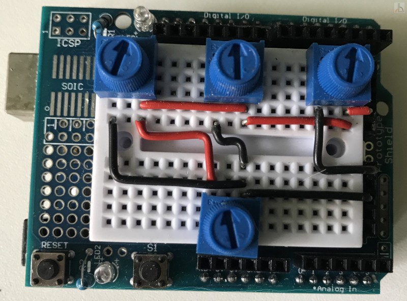 Mikrocontroller Arduino mit aufgesteckten Bauteilen