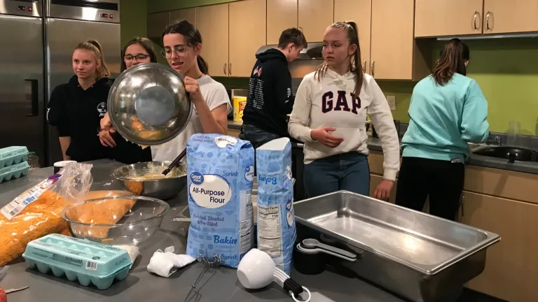 Schlergruppe beim Backen