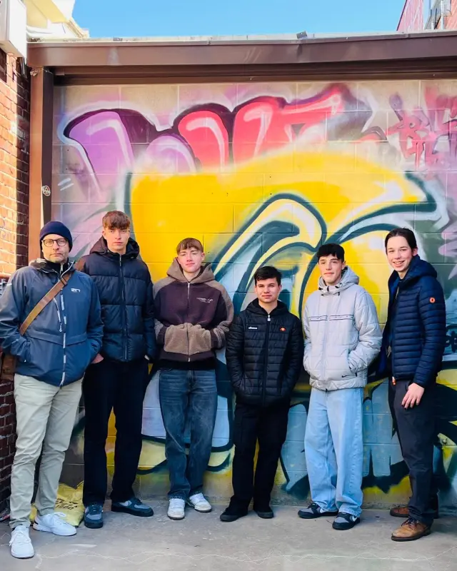 Jungsgruppe vor Graffiti