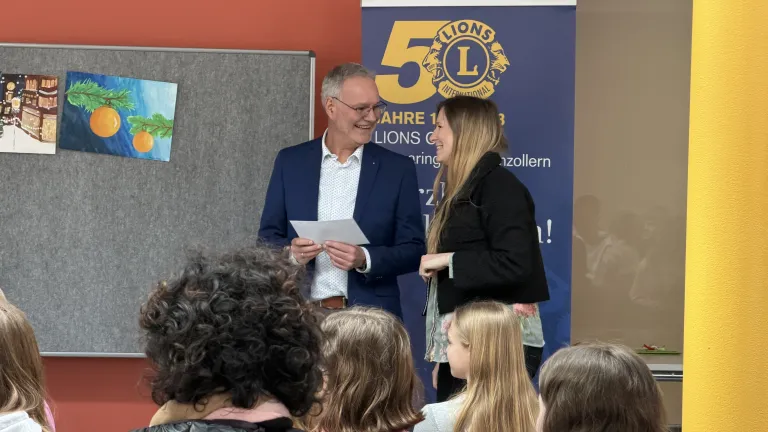 Kunstlehrerin Anna Lohr und Ralf Haller vom Lions Club
