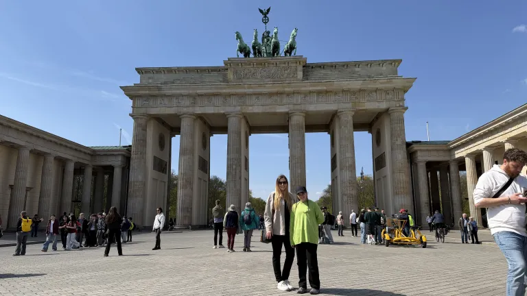 Anna und Frau Lohr vorm Brandenburger Tor