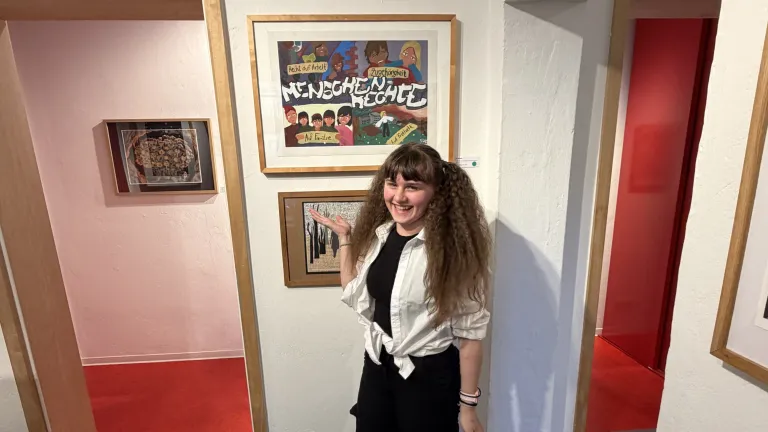 Anna vor ihrem Bild bei der Vernissage