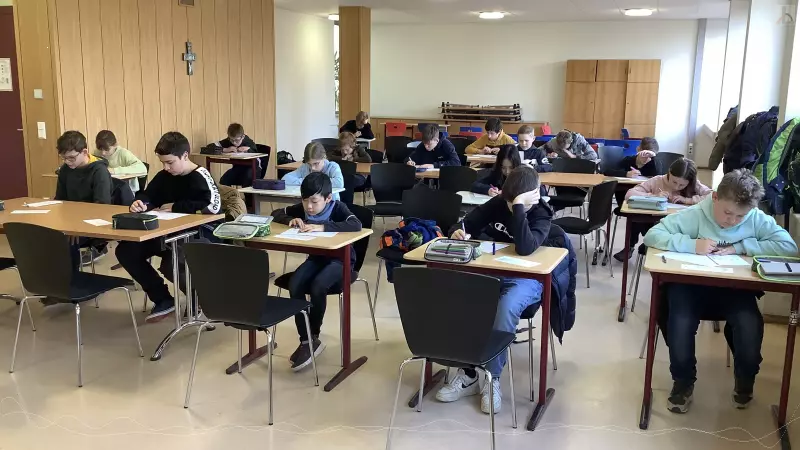 Schüler im Klassenzimmer beim Knobeln