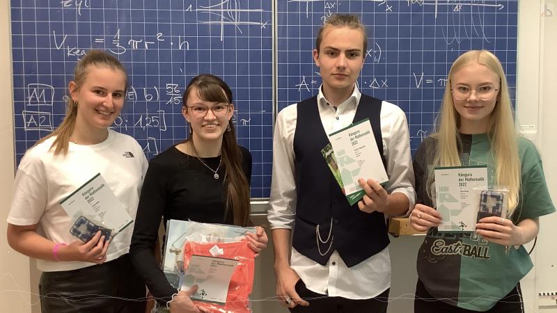 Mathe-Leistungskurs-Schüler mit Känguru-Preisen