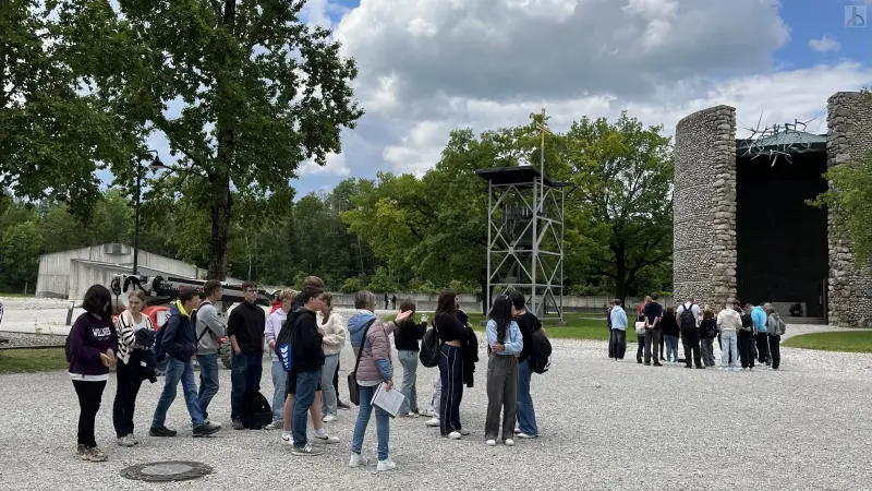 Teilnehmergruppe in der Gedenksttte Dachau