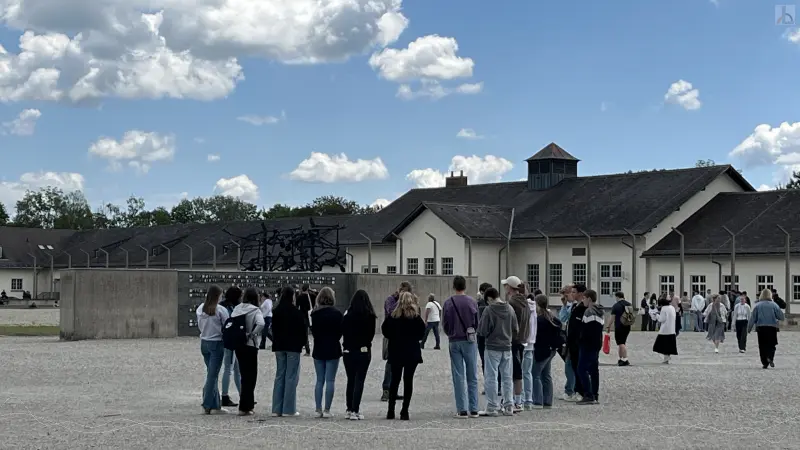 Teilnehmergruppe auf dem groen Versammlungsplatz in Dachau