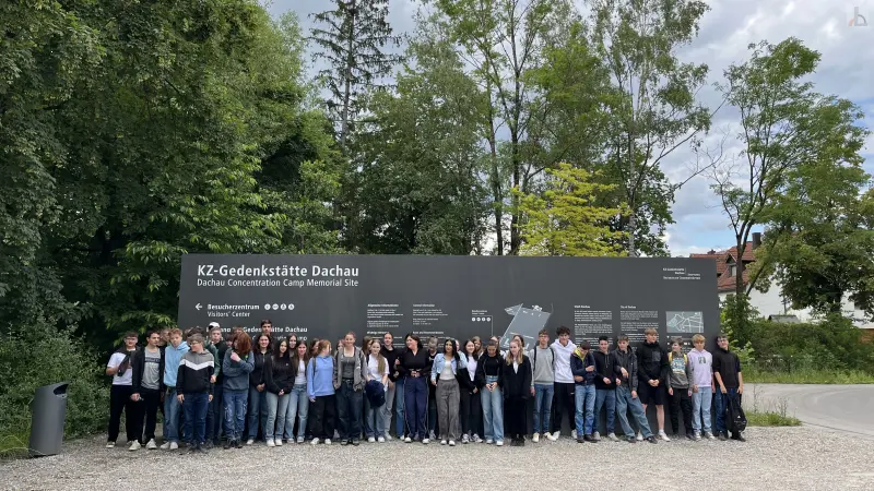 TeilnehmerInnen der Exkursion nach Dachau vor Infotafel