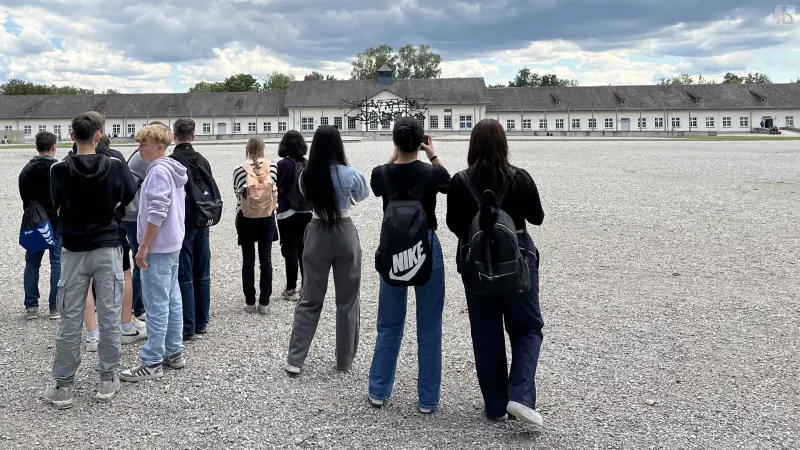 Teilnehmergruppe auf dem groen Versammlungsplatz in Dachau