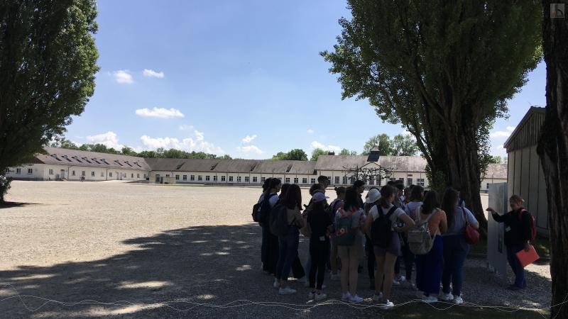 Schülergruppe im KZ Dachau