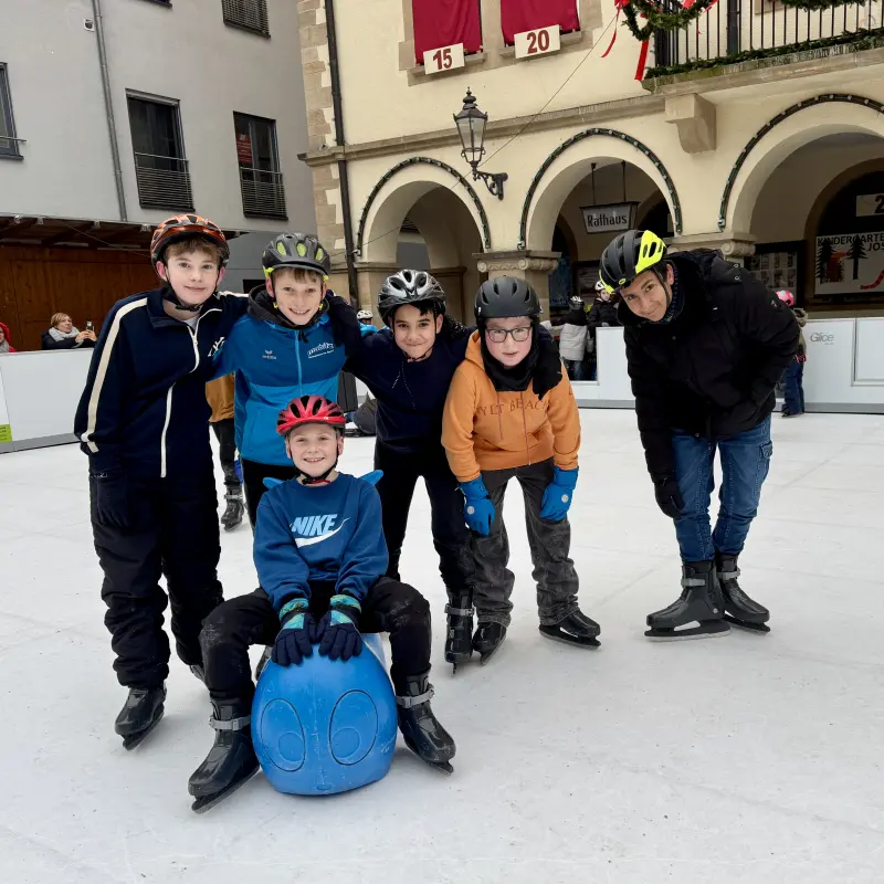 Schlergruppe auf dem Eis