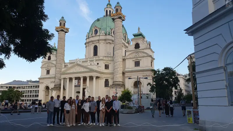 Schülergruppe vor Karlskirche