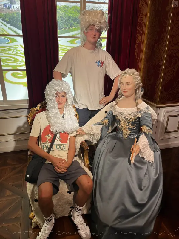 Zwei Jungs mit Maria Theresia