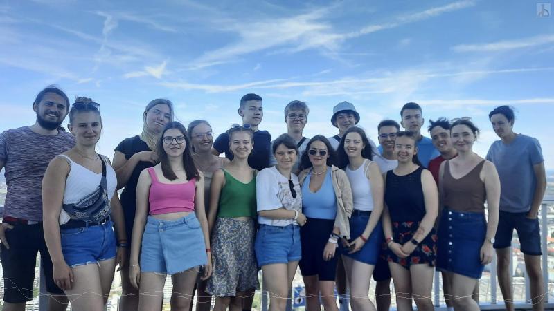 Schülergruppe in München vor blauem Himmel